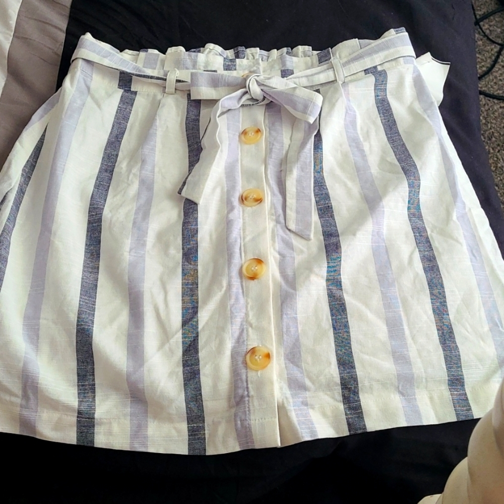 Skirt (aprox 2" above knee height)